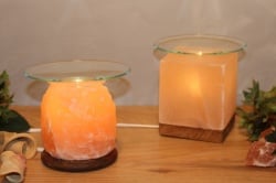 Лампа за ароматерапия куб - от Хималайска сол на дървена основа