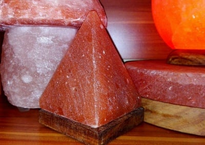 Himalayan salt lamp, pyramid with USB cable