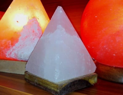 White Himalayan salt lamp, pyramid with USB cable